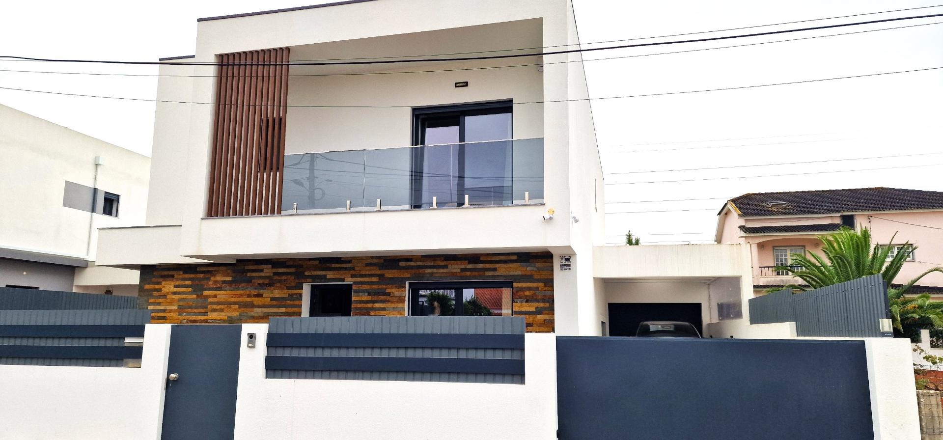 Moradia T4 com piscina em Fernão Ferro - moderna, luminosa e eficiente (A+)