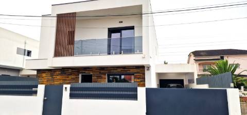 Moradia T4 com piscina em Fernão Ferro - moderna, luminosa e eficiente (A+)