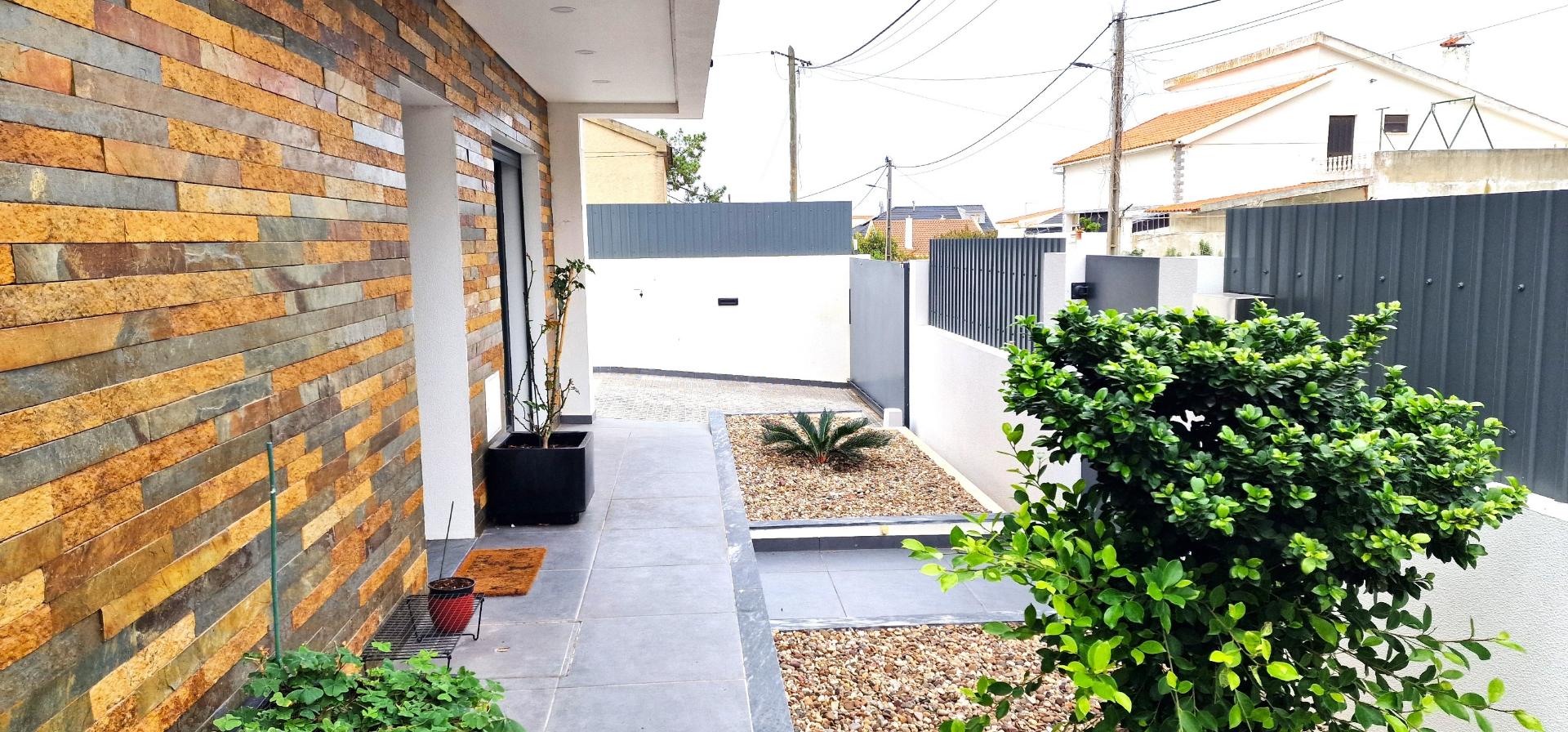 Moradia T4 com piscina em Fernão Ferro - moderna, luminosa e eficiente (A+)