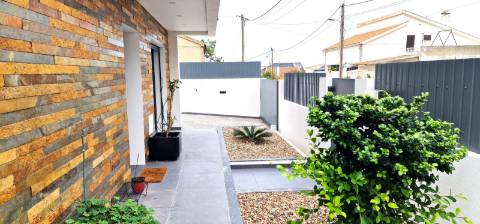Moradia T4 com piscina em Fernão Ferro - moderna, luminosa e eficiente (A+)