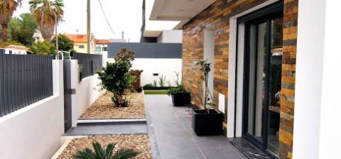 Moradia T4 com piscina em Fernão Ferro - moderna, luminosa e eficiente (A+)