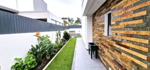 Moradia T4 com piscina em Fernão Ferro - moderna, luminosa e eficiente (A+)