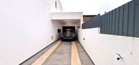 Moradia T4 com piscina em Fernão Ferro - moderna, luminosa e eficiente (A+)