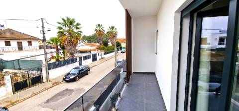 Moradia T4 com piscina em Fernão Ferro - moderna, luminosa e eficiente (A+)