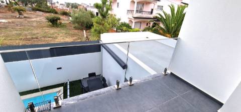 Moradia T4 com piscina em Fernão Ferro - moderna, luminosa e eficiente (A+)