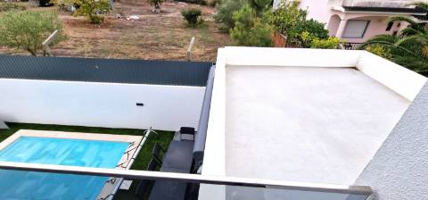 Moradia T4 com piscina em Fernão Ferro - moderna, luminosa e eficiente (A+)