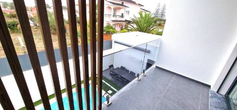 Moradia T4 com piscina em Fernão Ferro - moderna, luminosa e eficiente (A+)