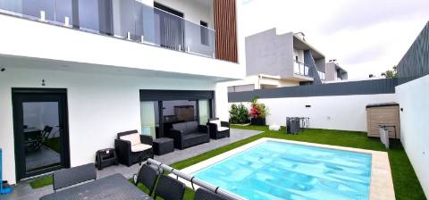 Moradia T4 com piscina em Fernão Ferro - moderna, luminosa e eficiente (A+)