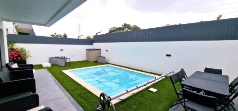 Moradia T4 com piscina em Fernão Ferro - moderna, luminosa e eficiente (A+)