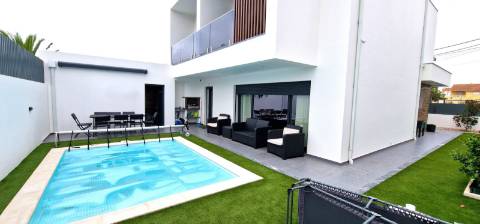 Moradia T4 com piscina em Fernão Ferro - moderna, luminosa e eficiente (A+)