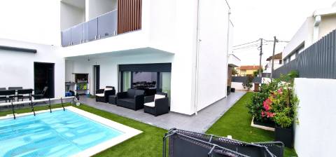Moradia T4 com piscina em Fernão Ferro - moderna, luminosa e eficiente (A+)