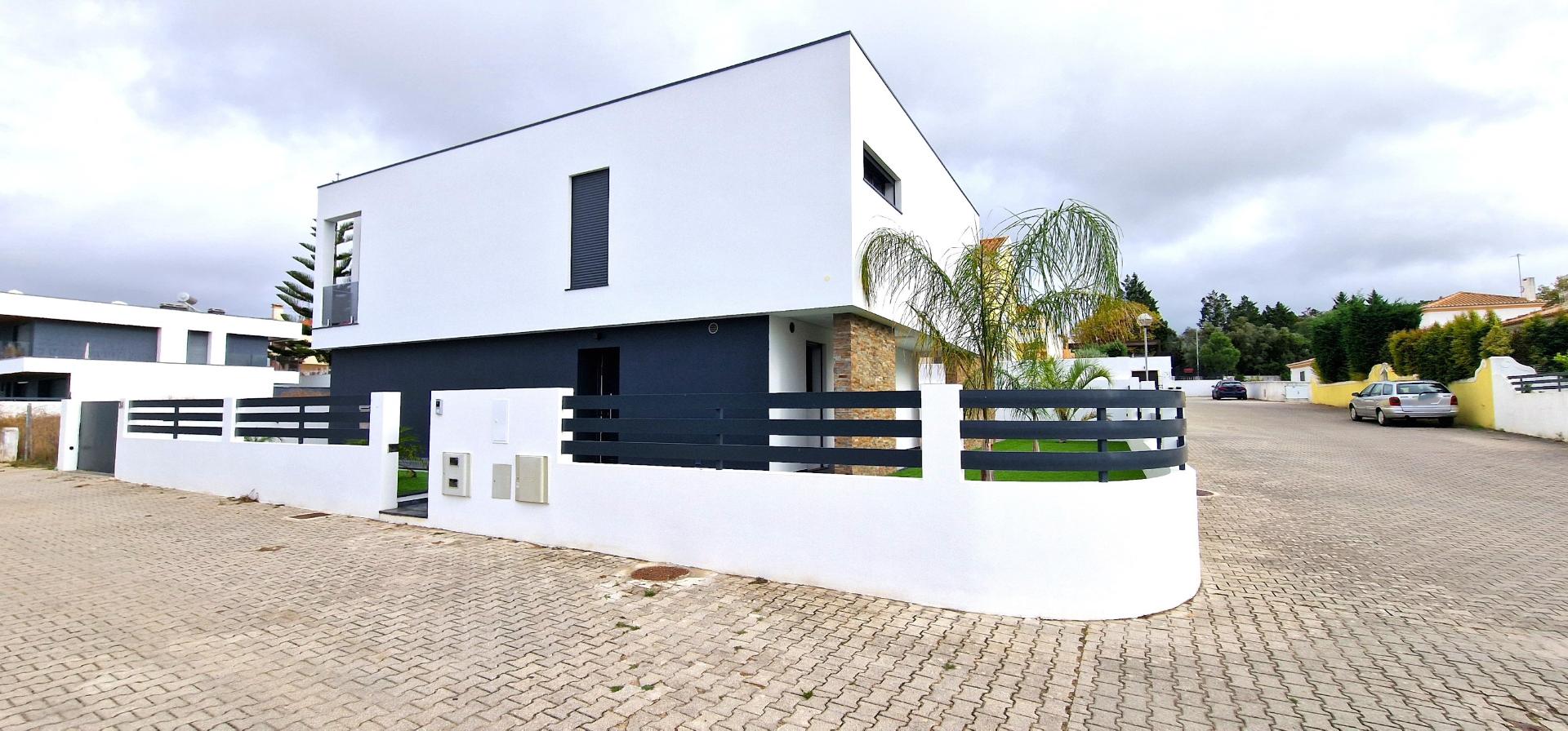 Moradia nova T4 com piscina em Azeitão - zona calma e verde, com certificação energética A