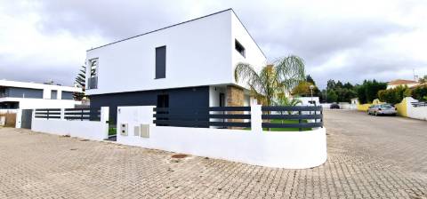 Moradia nova T4 com piscina em Azeitão - zona calma e verde, com certificação energética A