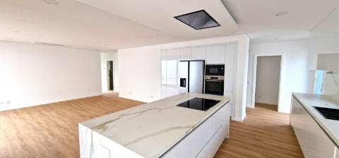 Moradia nova T4 com piscina em Azeitão - zona calma e verde, com certificação energética A