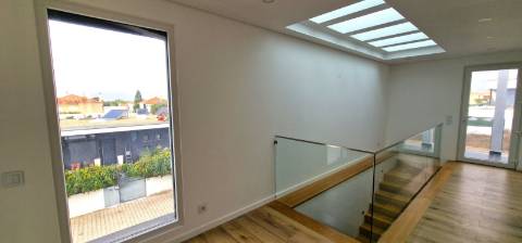 Moradia nova T4 com piscina em Azeitão - zona calma e verde, com certificação energética A