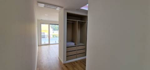 Moradia nova T4 com piscina em Azeitão - zona calma e verde, com certificação energética A