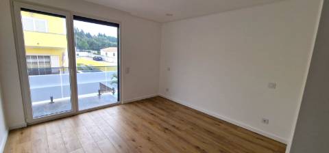 Moradia nova T4 com piscina em Azeitão - zona calma e verde, com certificação energética A