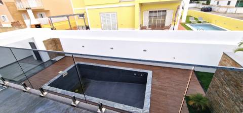 Moradia nova T4 com piscina em Azeitão - zona calma e verde, com certificação energética A