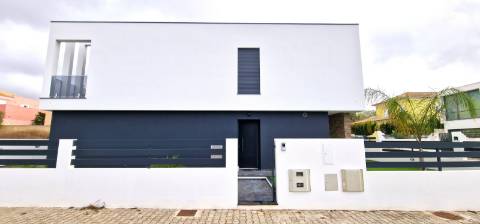 Moradia nova T4 com piscina em Azeitão - zona calma e verde, com certificação energética A