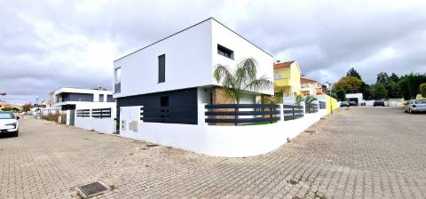 Moradia nova T4 com piscina em Azeitão - zona calma e verde, com certificação energética A