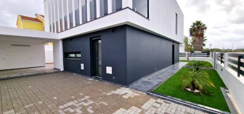 Moradia nova T4 com piscina em Azeitão - zona calma e verde, com certificação energética A