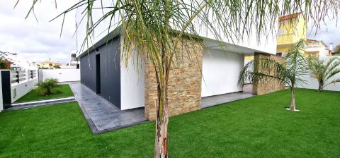 Moradia nova T4 com piscina em Azeitão - zona calma e verde, com certificação energética A