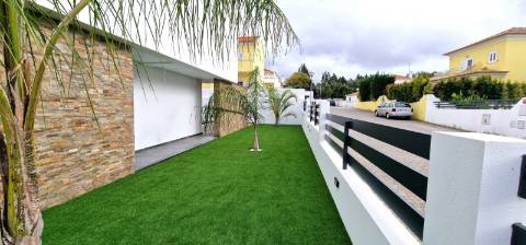 Moradia nova T4 com piscina em Azeitão - zona calma e verde, com certificação energética A