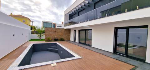 Moradia nova T4 com piscina em Azeitão - zona calma e verde, com certificação energética A