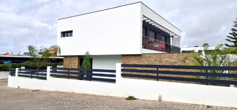 Moradia nova T4 com piscina em Azeitão - zona calma e verde, com certificação energética A