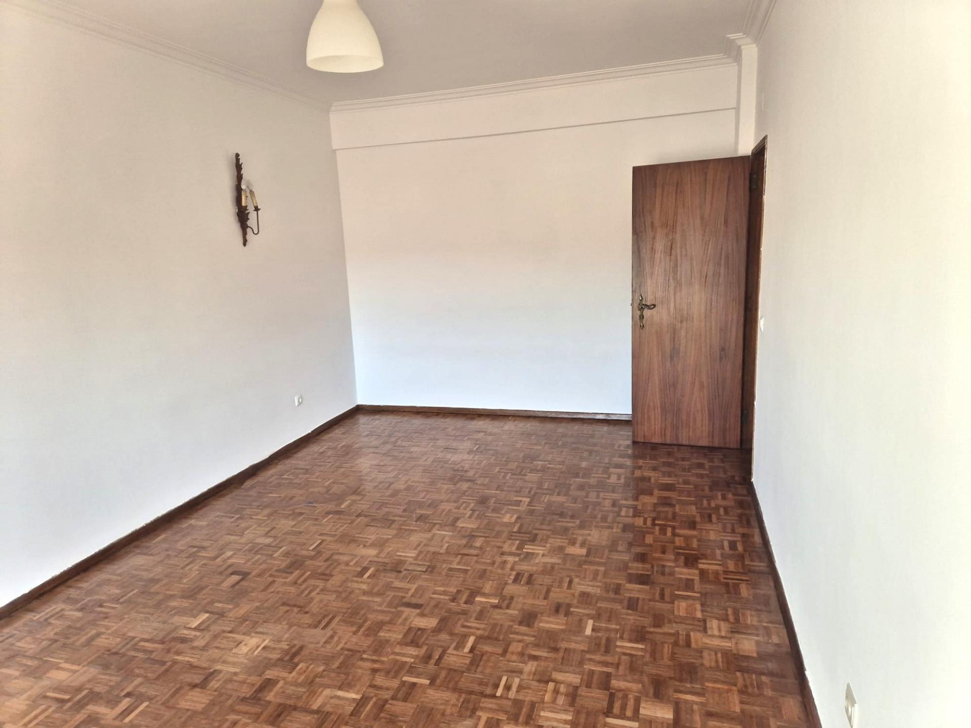 T1 para Arrendamento na Alapraia - Bom estado, boas áreas e excelente localização