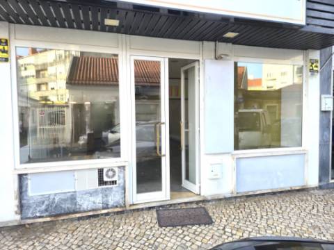 Loja para Arrendamento em Zona Central da Amadora