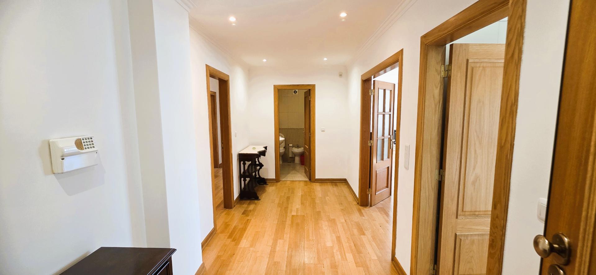 T4 em Condomínio Fechado com Piscina e 4 Lugares de Garagem | Cascais