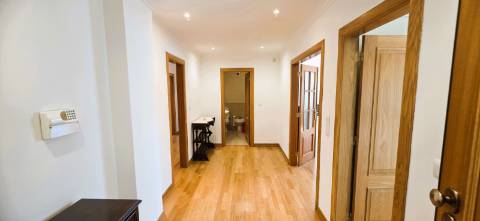 T4 em Condomínio Fechado com Piscina e 4 Lugares de Garagem | Cascais