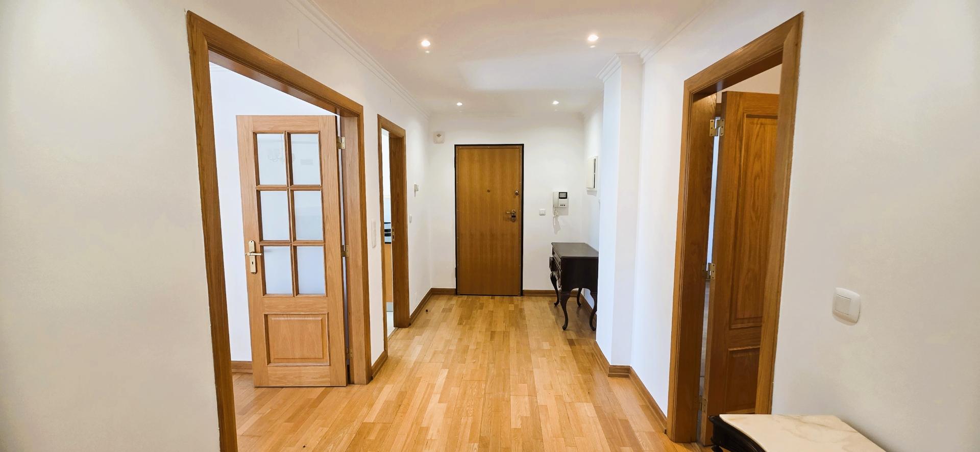 T4 em Condomínio Fechado com Piscina e 4 Lugares de Garagem | Cascais