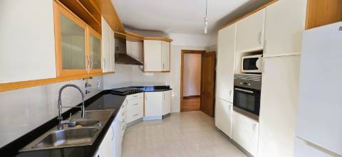 T4 em Condomínio Fechado com Piscina e 4 Lugares de Garagem | Cascais