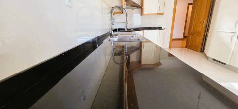 T4 em Condomínio Fechado com Piscina e 4 Lugares de Garagem | Cascais