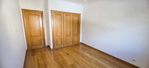 T4 em Condomínio Fechado com Piscina e 4 Lugares de Garagem | Cascais