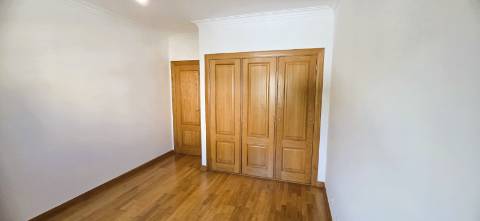 T4 em Condomínio Fechado com Piscina e 4 Lugares de Garagem | Cascais