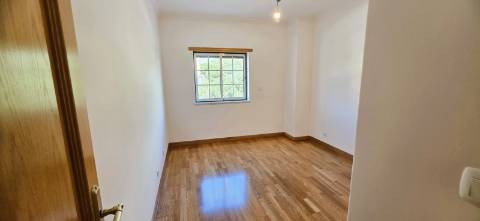 T4 em Condomínio Fechado com Piscina e 4 Lugares de Garagem | Cascais