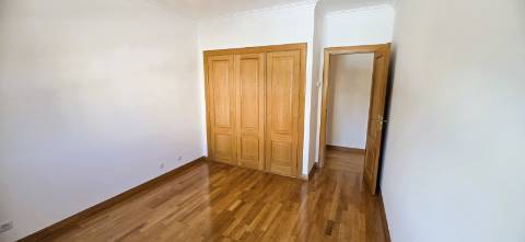 T4 em Condomínio Fechado com Piscina e 4 Lugares de Garagem | Cascais