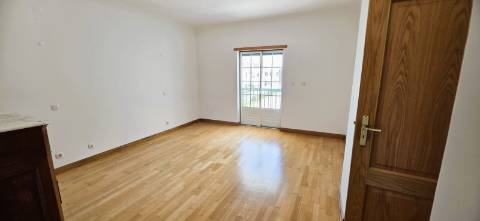 T4 em Condomínio Fechado com Piscina e 4 Lugares de Garagem | Cascais