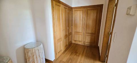 T4 em Condomínio Fechado com Piscina e 4 Lugares de Garagem | Cascais