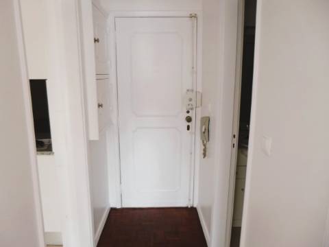 T1 Remodelado em Paço de Arcos | A 600 m da Praia