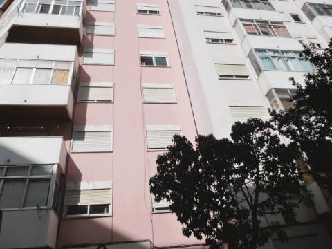 T1 Remodelado em Paço de Arcos | A 600 m da Praia