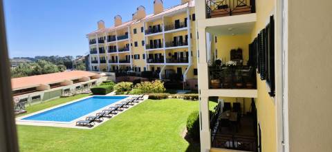 T1 mobilado com varanda, garagem e acesso a piscina, ginásio e sauna na prestigiada Quinta da Beloura