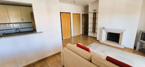 T1 mobilado com varanda, garagem e acesso a piscina, ginásio e sauna na prestigiada Quinta da Beloura