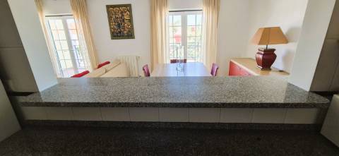 T1 mobilado com varanda, garagem e acesso a piscina, ginásio e sauna na prestigiada Quinta da Beloura
