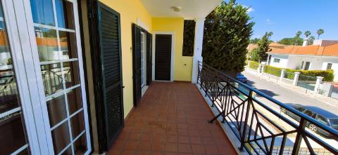 T1 mobilado com varanda, garagem e acesso a piscina, ginásio e sauna na prestigiada Quinta da Beloura