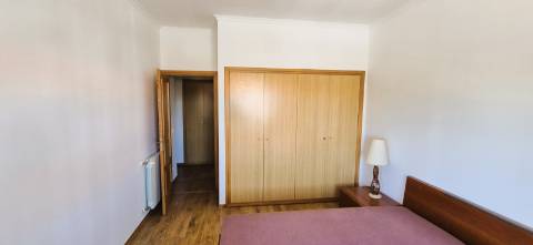 T1 mobilado com varanda, garagem e acesso a piscina, ginásio e sauna na prestigiada Quinta da Beloura