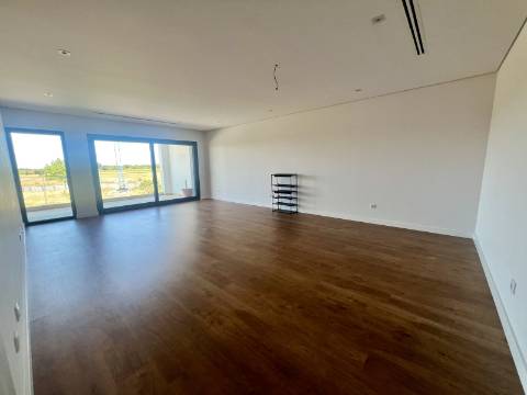 Montijo - T3 de luxo no Pinus, como novo, com parqueamento e varandas amplas
